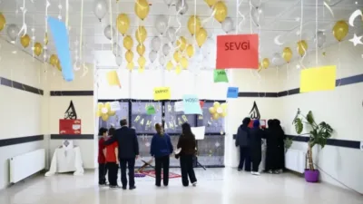 Kız Anadolu İmam Hatip Lisesi ve İmam Hatip Ortaokulu girişinde