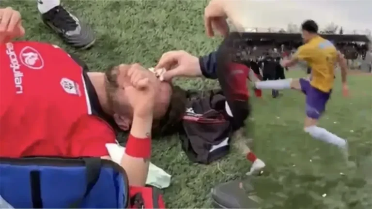 1’inci Amatör Lig'de maçın uzatmaları oynandığı sırada saha içinde kavga