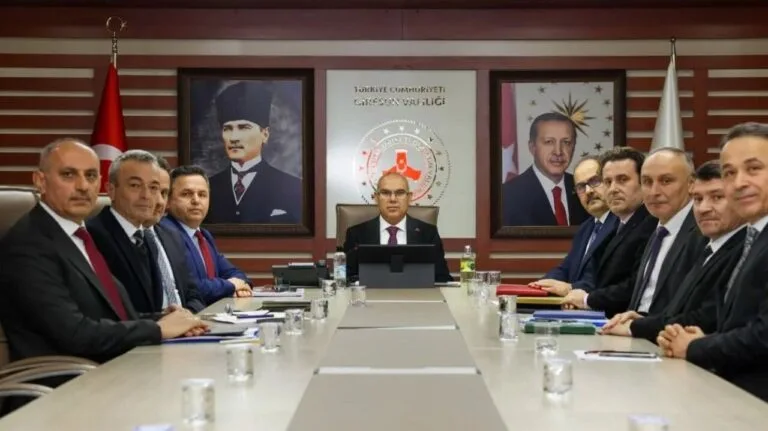 Giresun Valisi Mustafa Koç, İl Millî Eğitim Müdürlüğü yetkilileriyle bir