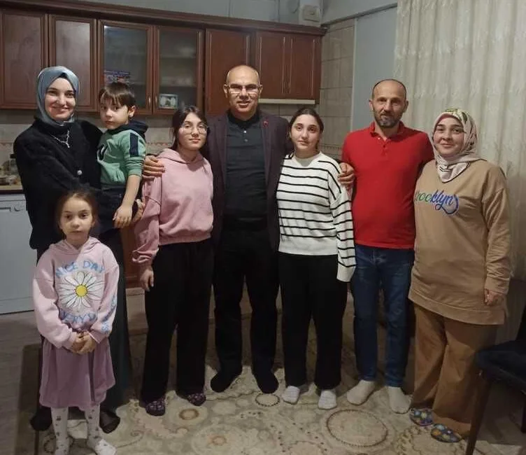 Gerçekleştirilen ziyarette, Vali Koç ve eşi iftar sevincini Kara ailesiyle