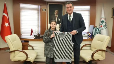 Esin Neva, Belediye Başkanı Köse’ye Atatürk esintili hediye takdim etti