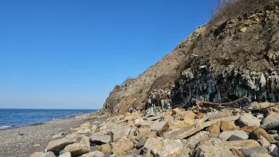 Eski çöp sahasındaki atıkların denizi kirletmesine tepki