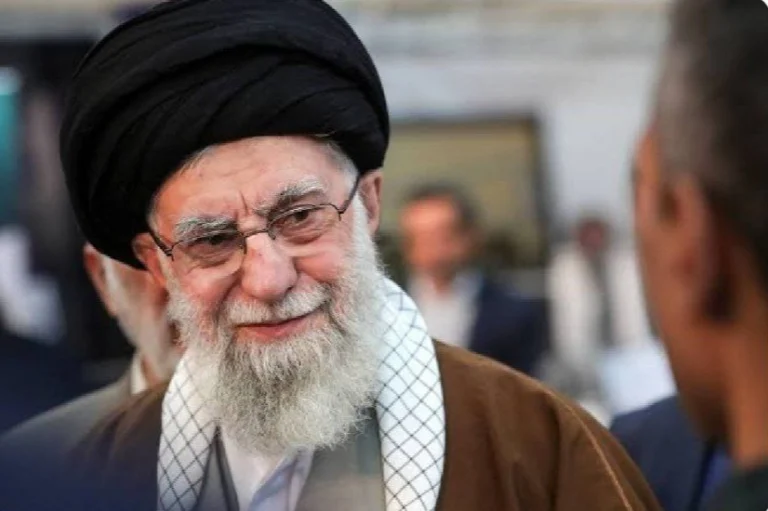 İran devlet medyası, İran dini lideri Hamaney ile birlikte kızı,