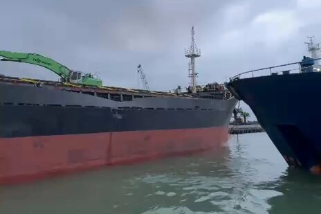 Bartın Limanı’nda yanaşma manevrası sırasında makine arızası yaşayan NORTH MOON