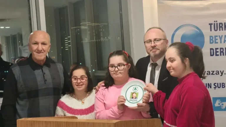 Beyazay Derneği’nden Örnek İftar Buluşması Türkiye Beyazay Derneği Giresun Şubesi tarafından Ramazan ayı dolayısıyla düzenlenen