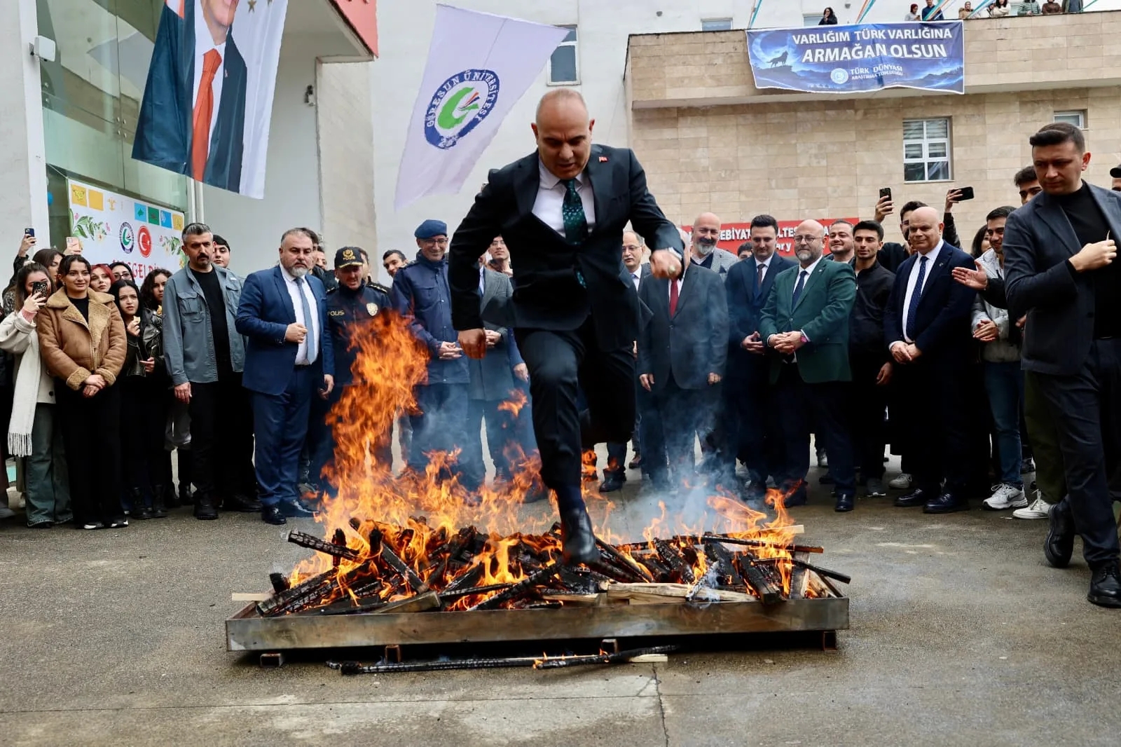 Giresun’da Nevruz Coşkusu Yaşandı: Vali Koç Öğrencilerle Buluştu