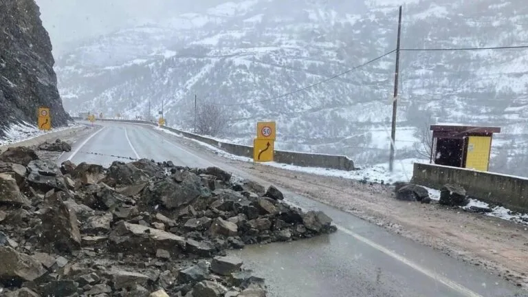 Gümüşhane Giresun karayolunda heyelan paniği yaşandı. Kürtün ilçe geçişinde, Karaçukur