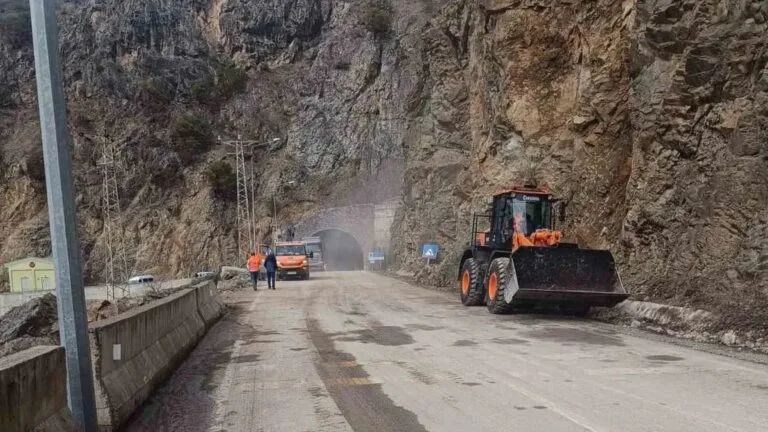Gümüşhane-Giresun yolu, Kürtün ilçesinde Özkürtün Tüneli girişinde meydana gelen heyelan