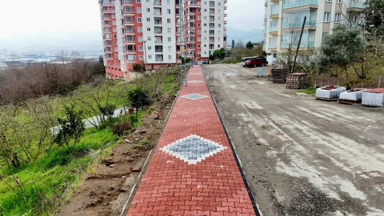 Piraziz’de Maden Mahallesi için yürütülen üstyapı çalışmaları tamamlandı. Renkli parke