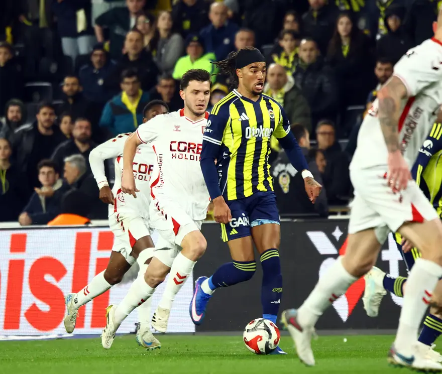 Süper Lig’de nefes kesen bir mücadeleye sahne olan Fenerbahçe –