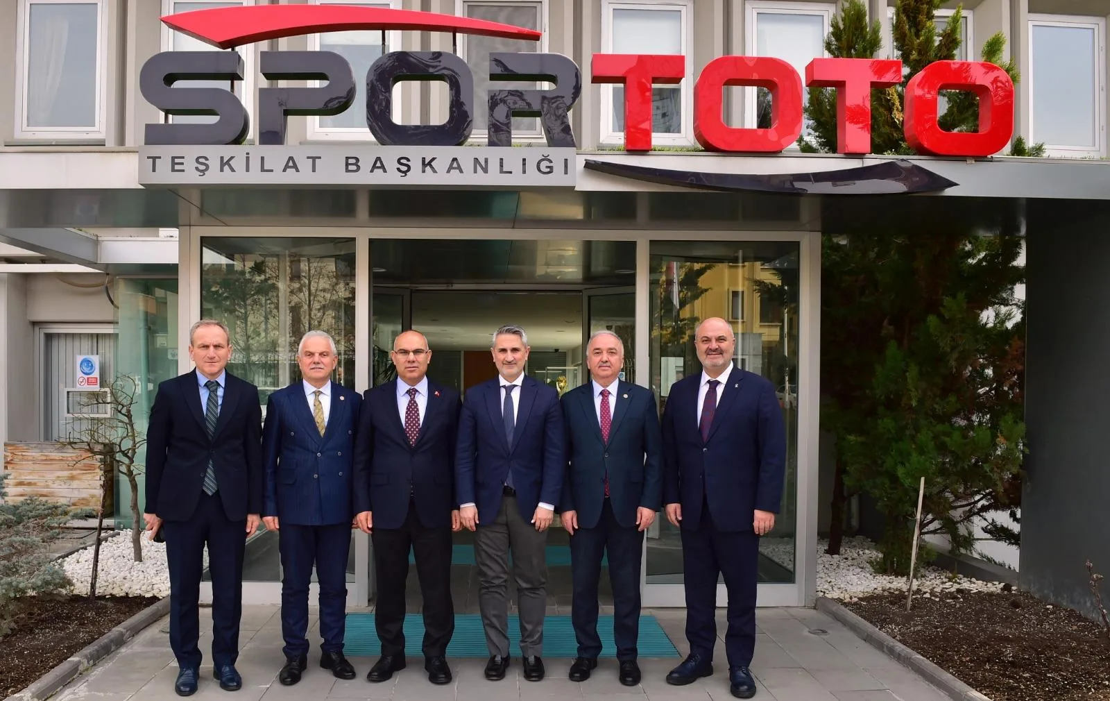 Giresun’a yeni spor salonu ve gençlik merkezi için imzalar atıldı Giresun’a yeni spor salonu ve gençlik merkezi için imzalar atıldı