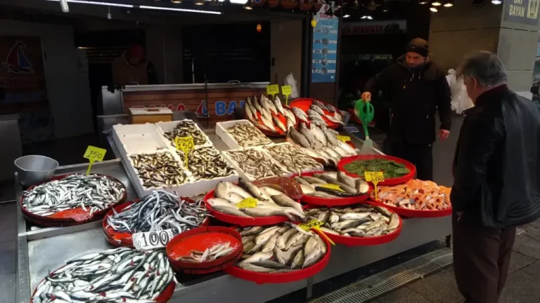 Ramazan Bayramı öncesinde Giresun’daki balık tezgahlarında hareketlilik dikkat çekti. Tezgahlardaki