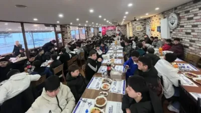 Espiye’de Gençler İftar Sofrasında Birlik ve Kardeşliği Paylaştı Giresun’da düzenlenen iftar programında gençler, din görevlileri ve kurum temsilcileri