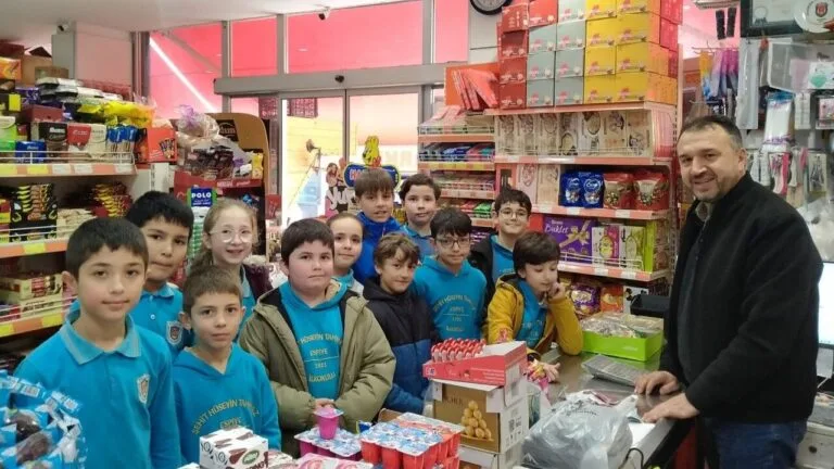 Giresun’un Espiye ilçesinde ilkokul öğrencileri, Osmanlı’dan günümüze uzanan zimem defteri