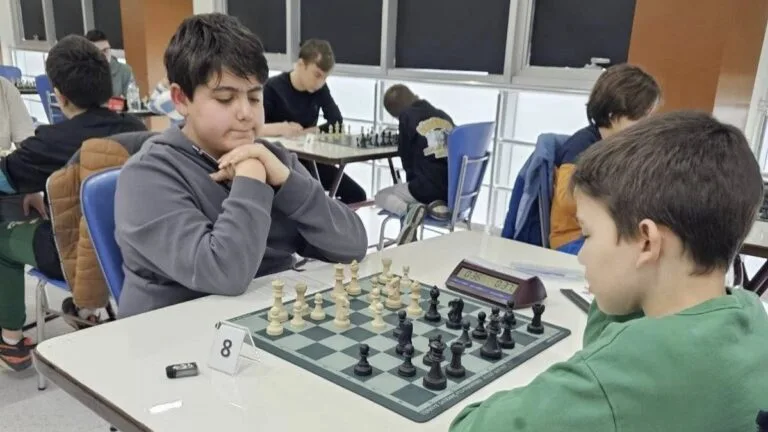 Giresun’da düzenlenen satranç turnuvası, farklı yaş ve kategorilerden sporcuların kıyasıya