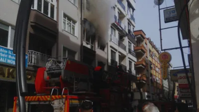 Giresun’da Fatih Caddesi üzerinde bir binanın ikinci katında çıkan yangın,