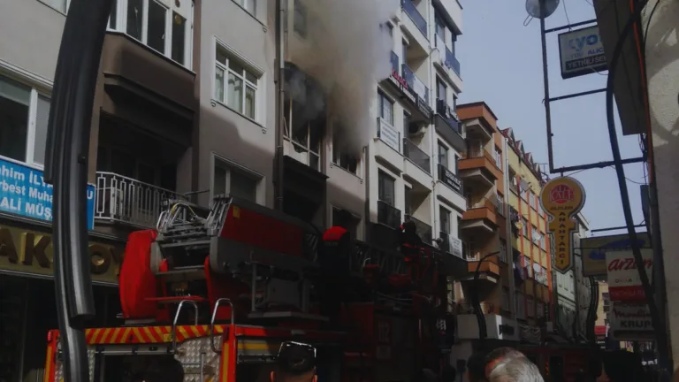 Giresun’da Fatih Caddesi üzerinde bir binanın ikinci katında çıkan yangın,