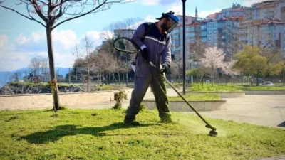 Giresun Belediyesi, kent genelindeki park ve yeşil alanlarda yürüttüğü bakım