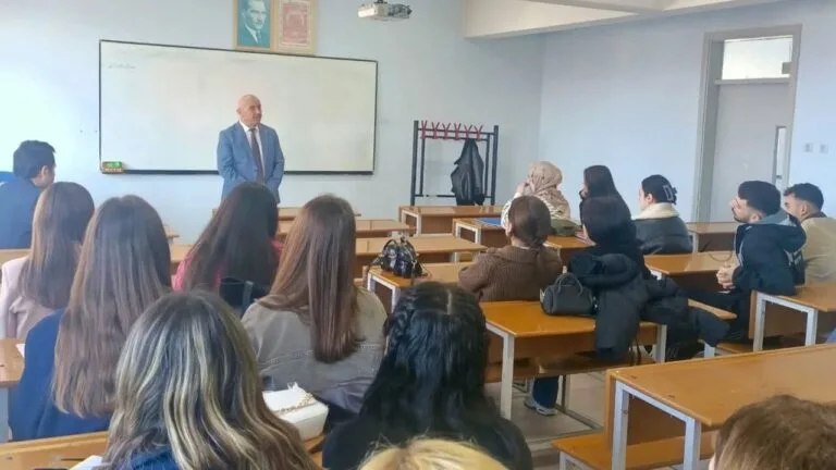 Öğrencilerin iş hayatına daha bilinçli hazırlanması amacıyla düzenlenen programda, kariyer