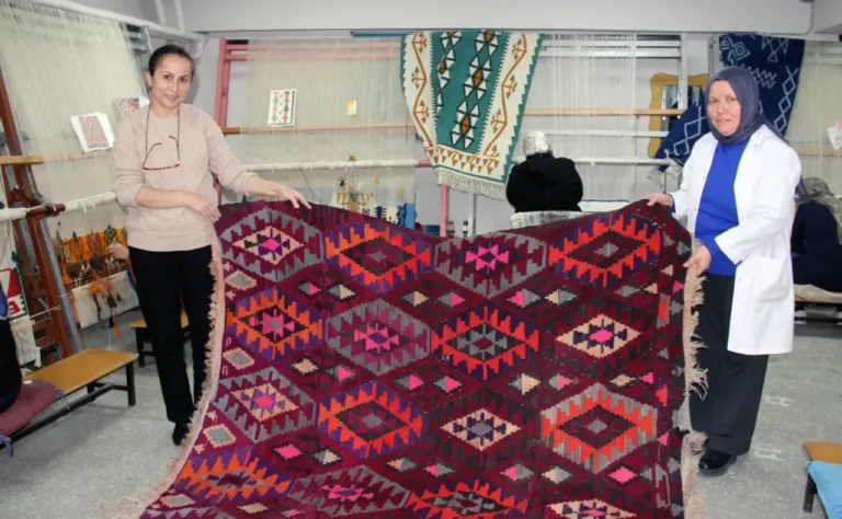 Giresun’un Keşap ilçesinde kadınlar, Karabulduk’a özgü kilim dokuma geleneğini yaşatarak