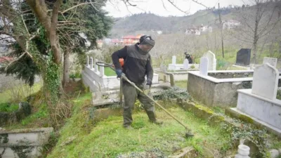 Giresun Belediyesi, yaklaşan bayram öncesinde kent genelindeki mezarlıklarda temizlik ve