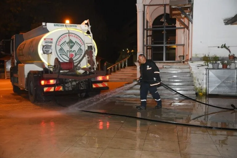Giresun Belediyesi, bayram öncesinde kent genelindeki temizlik çalışmalarını artırırken, cami