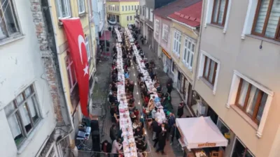 Tirebolu Yeniköy Mahallesi’nde Ramazan ayında kurulan sokak iftarı geleneği, komşuluk