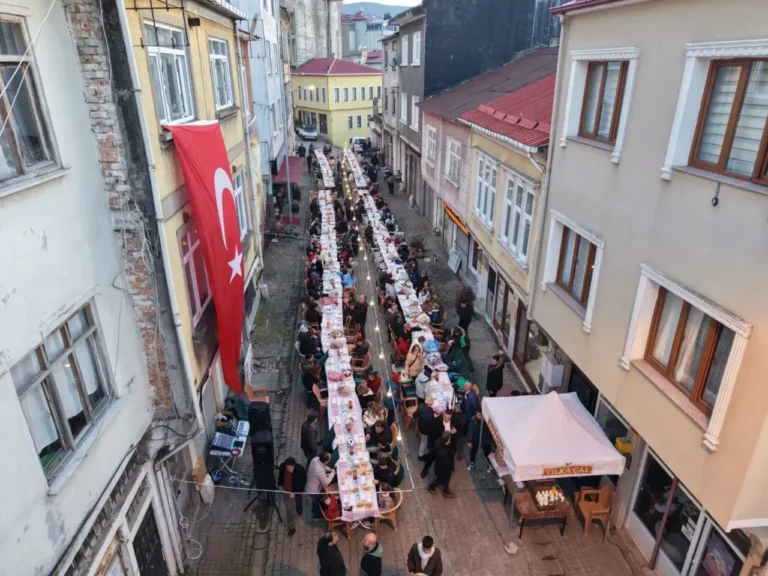 Tirebolu Yeniköy Mahallesi’nde Ramazan ayında kurulan sokak iftarı geleneği, komşuluk