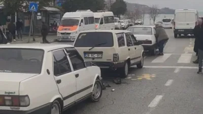 Görele Devlet Hastanesi karşısındaki yaya yolunda üç aracın karıştığı zincirleme