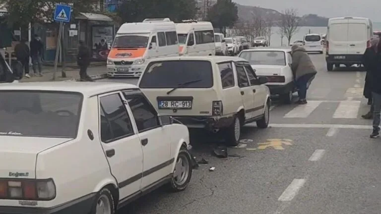 Görele Devlet Hastanesi karşısındaki yaya yolunda üç aracın karıştığı zincirleme