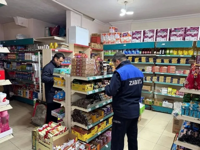 Tirebolu Belediyesi Zabıta Amirliği ekipleri, ilçe genelindeki marketlerde gıda, hijyen,