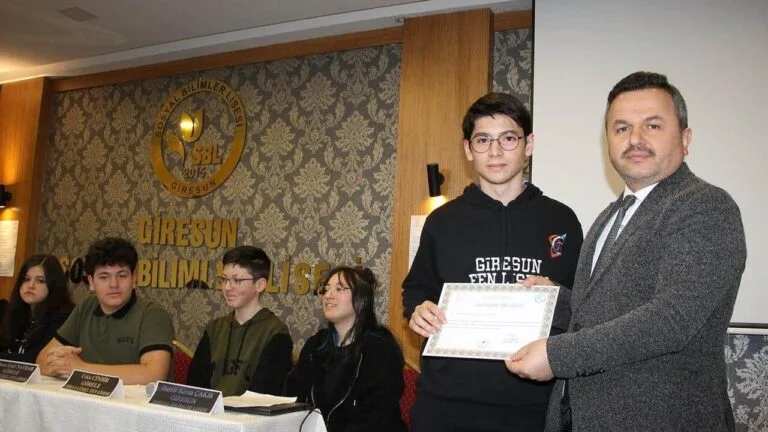 Giresun’da Fen ve Sosyal Bilimler Liselerinde öğrenim gören öğrenciler, “Oku-Yorum,