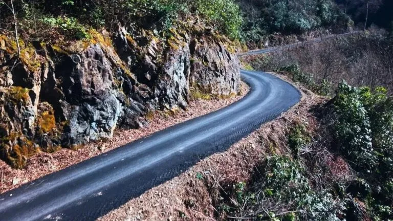 Giresun İl Özel İdaresi’nin Çanakçı’da yürüttüğü sıcak asfalt çalışmasıyla 5