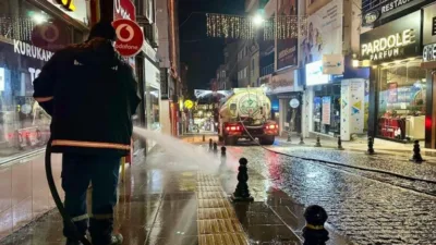 Giresun Belediyesi, şehir genelinde yürüttüğü cadde ve sokak yıkama çalışmalarıyla