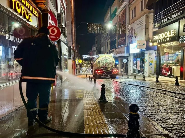 Giresun Belediyesi, şehir genelinde yürüttüğü cadde ve sokak yıkama çalışmalarıyla
