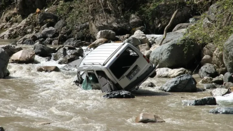 Giresun’da Araç Dereye Uçtu: 19 Yaşındaki Sürücü Hayatını Kaybetti Giresun’un Yağlıdere ilçesinde meydana gelen trafik kazası, genç bir sürücünün