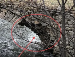 Kümbet Uzundere Yolu üzerindeki tarihi köprüde gözle görülür hasar oluştuğu,