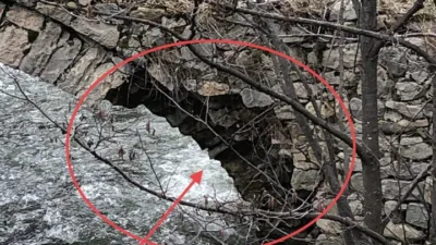 Kümbet Uzundere Yolu üzerindeki tarihi köprüde gözle görülür hasar oluştuğu,