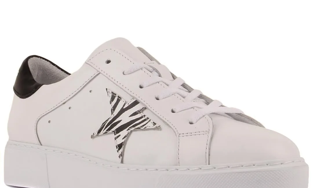 Deri bağcıklı günlük ayakkabı, hem konforu hem de şık görünümü