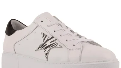 Deri bağcıklı günlük ayakkabı, hem konforu hem de şık görünümü