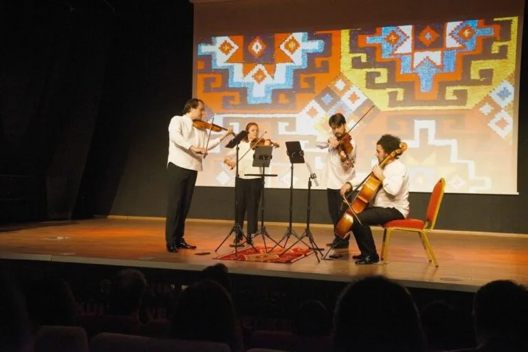 Giresun Belediyesi’nden Kültür Gecesi: Les Essences Konseri Sanatseverlerden Tam Not Aldı Giresun Belediyesi’nin düzenlediği “Les Essences Anadolu Ufukları: Doğu ve Batı