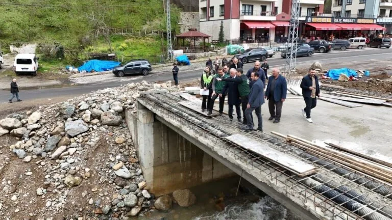 Batlama Vadisi’nde sürdürülen köprü yatırımlarıyla bölgedeki ulaşım güvenliğinin ve konforunun