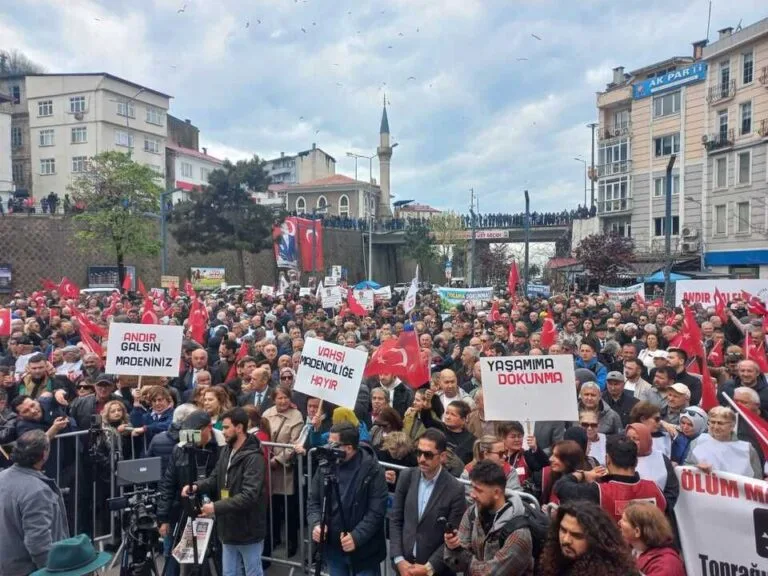 Giresun’un Tirebolu ilçesinde gerçekleştirilen "Büyük Köylü Mitingi", binlerce vatandaşın katılımıyla