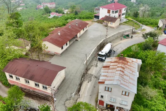 Giresun Belediyesi Sahada, İki Mahallede Ulaşım ve Sosyal Alan İçin Yeni Adım Giresun Belediyesi, kent genelinde sürdürdüğü üstyapı ve çevre düzenleme çalışmalarını