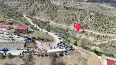Çamoluk’ta düzenlenen programda Türk bayrağı göndere çekilerek anlamlı bir tören