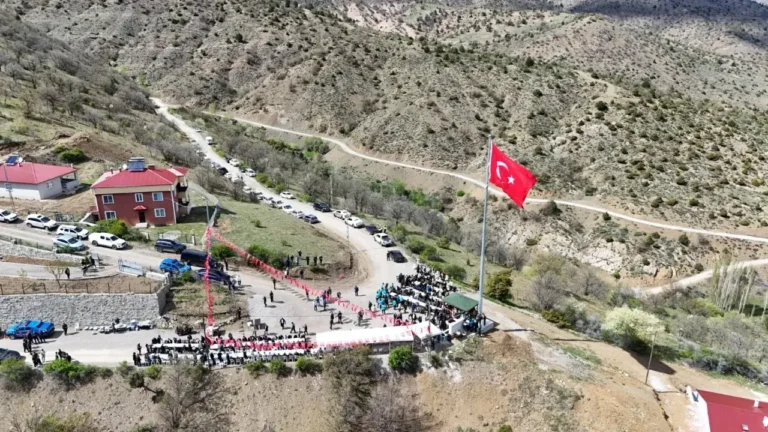 Çamoluk’ta düzenlenen programda Türk bayrağı göndere çekilerek anlamlı bir tören