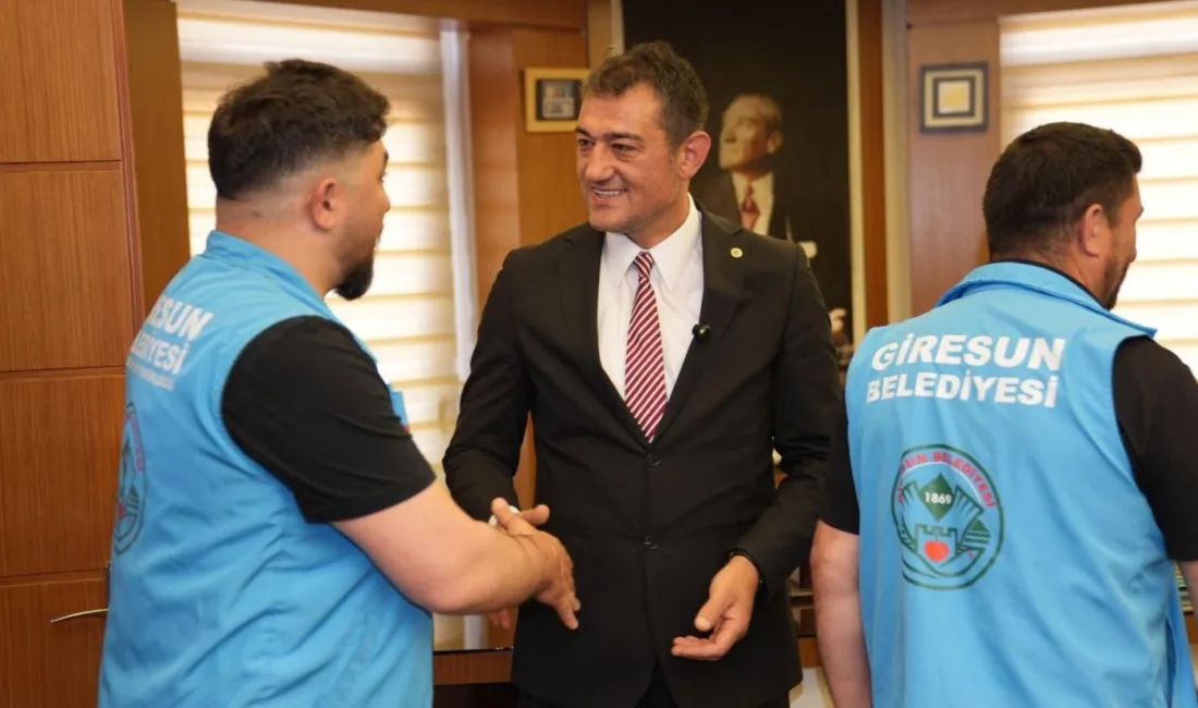 Giresun Belediyesi’nin geleneksel bayramlaşma programı arife gününde belediye başkanlık makamında