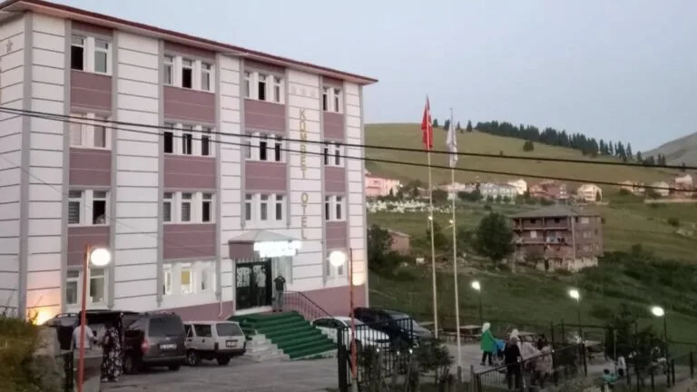 Giresun’un gözde turizm merkezlerinden Kümbet Yaylası’nda bulunan Zirve Otel, basın