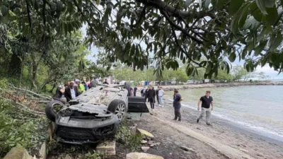 Giresun’un Piraziz ilçesinde, sürücüsünün kediye çarpmamak için manevra yaptığı otomobil