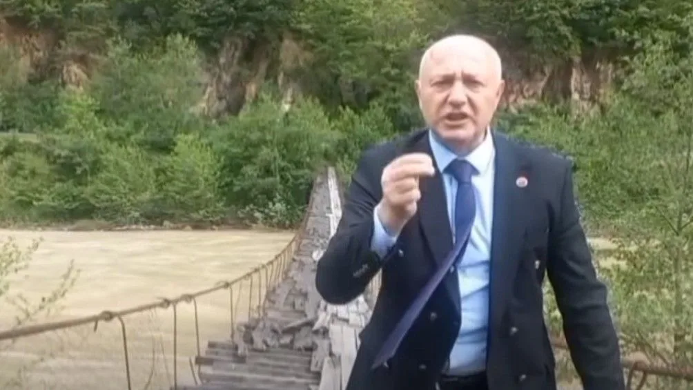 Tirebolu’nun Dokuzkonak Köyü’nde bakımsızlık nedeniyle çökme noktasına geldiği belirtilen köprü,